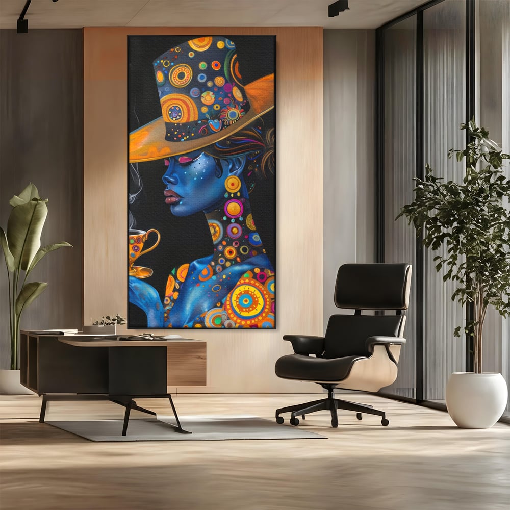 Tablou canvas cu tablou canvas cu portretul unei femei albastre, in rama de aluminiu negru, pe perete intr-un birou